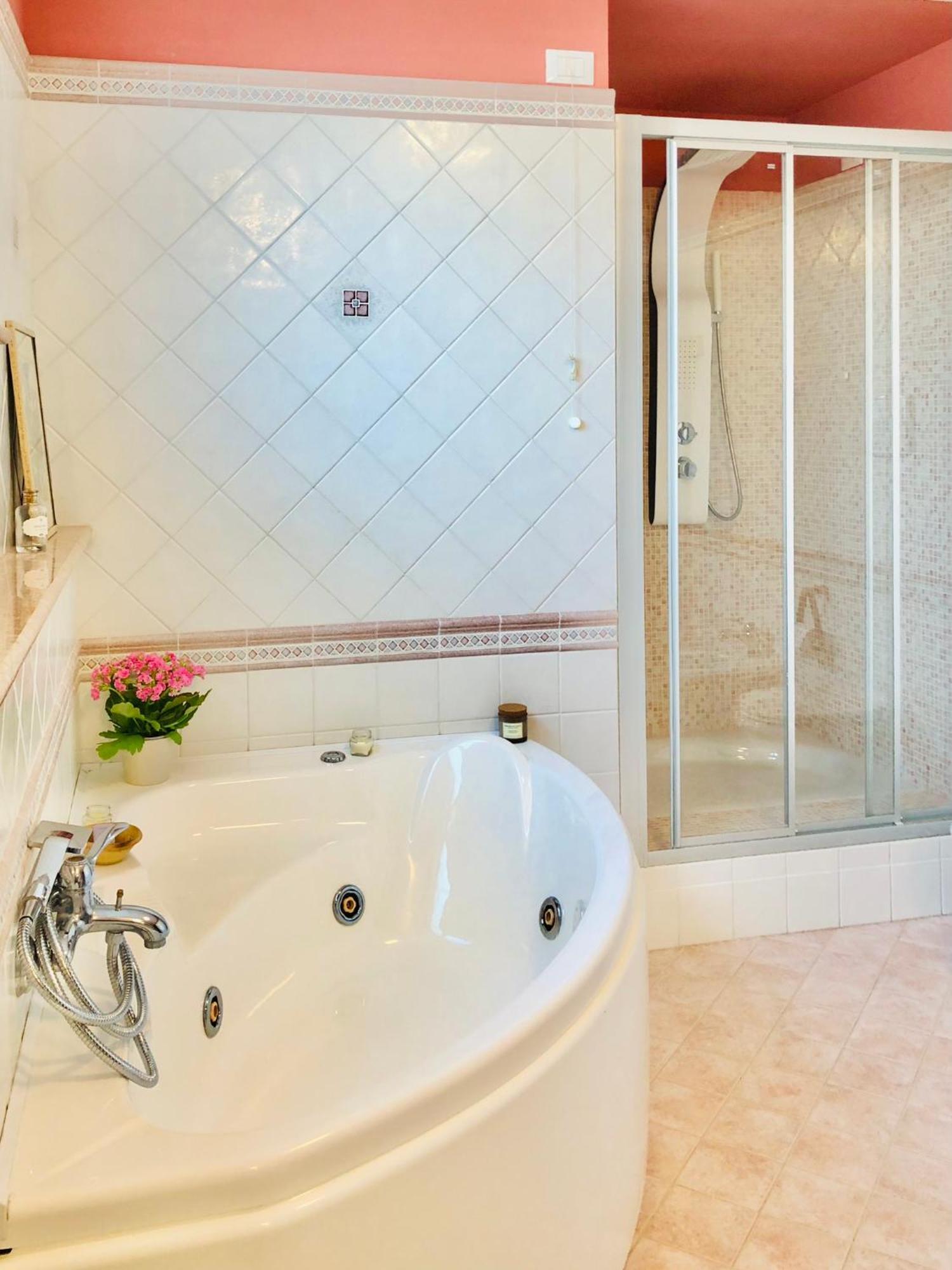 Blue Apricot Apartment Con Jacuzzi Montesilvano Luaran gambar